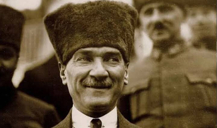 unofficialbeu's tweet photo. Şu sılanın ufak tefek yolları
Ağrıdan sızıdan tutmaz elleri
#izinsilinmez 

@fun4beun https://t.co/bDMq57TLiZ