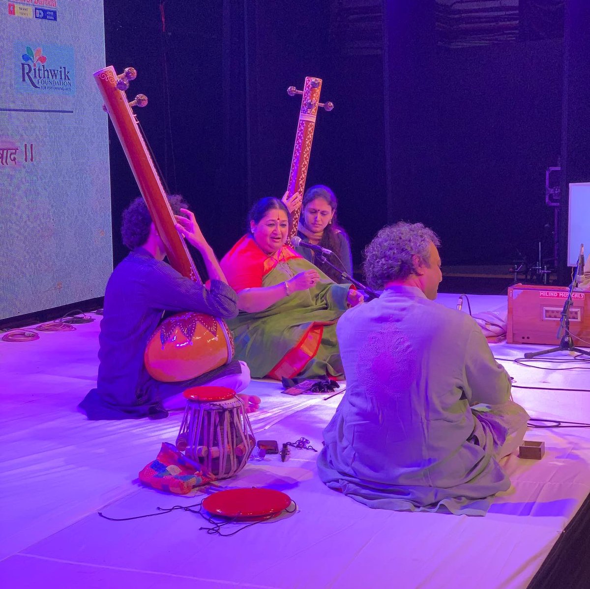 ArtAndArtistes's tweet photo. The evergreen and melodious @smudgal leaving us enchanted like always! 
Enjoy the magic of this Prahar with this Legend! #ShubhaMudgal

@durgajasraj @panchamnishad #8prahar 
#indianclassicalmusic #amchimumbai #hindustaniclassicalmusic #live #livevents #mumbai #sunday https://t.co/7DiM1Wdcvu