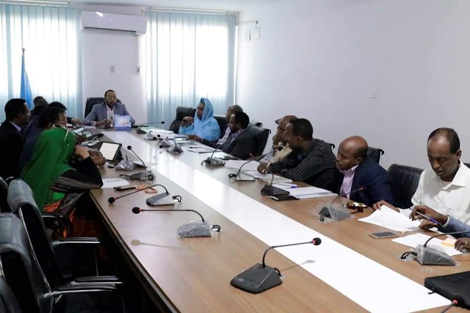 AdCommitte's tweet photo. Guddiga KMG Ee Soo Diyaarinta  Sharciga Dorashooyinka  ayaa Maanta Villa Hargeysa kulan kula qaatay Guddiga Madaxbanaan ee Dorashoiyinka Qaranka.
Kulanka oo uu Shir-Gudominayay Guddomiyaha Guddiga Xildhibaan Eng.Cabdulaahi Carab ayaa waxaa goobjog ahaa inta badan Xubnaha Guddiga. https://t.co/CK5imtJ2nM