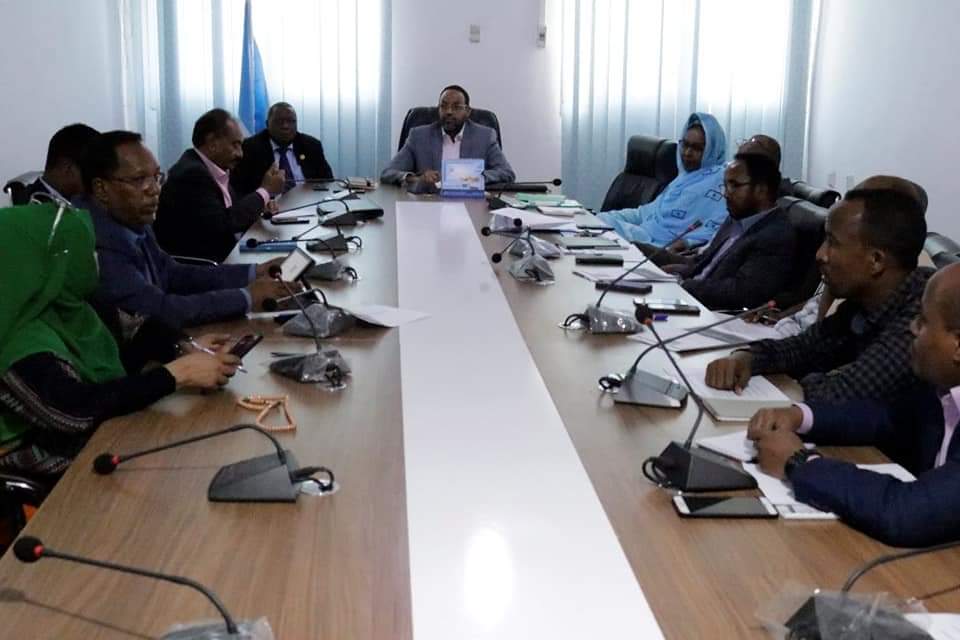 AdCommitte's tweet photo. Guddiga KMG Ee Soo Diyaarinta  Sharciga Dorashooyinka  ayaa Maanta Villa Hargeysa kulan kula qaatay Guddiga Madaxbanaan ee Dorashoiyinka Qaranka.
Kulanka oo uu Shir-Gudominayay Guddomiyaha Guddiga Xildhibaan Eng.Cabdulaahi Carab ayaa waxaa goobjog ahaa inta badan Xubnaha Guddiga. https://t.co/CK5imtJ2nM