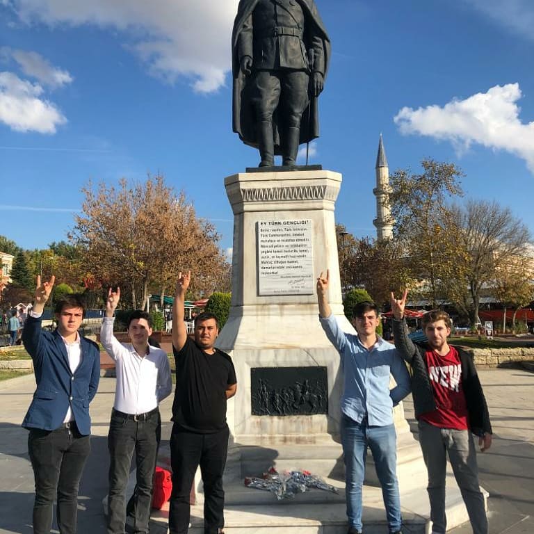 thpedirne's tweet photo. Ulu Önder Başbuğ Mustafa Kemal Atatürk'ü, aramızdan ayrılışının 81. yıl dönümünde Edirne Atatürk Odasını ziyaret ederek ve Atatürk Anıtına çiçek bırakarak saygıyla andık.
Sonsuza kadar açtığın yolda,
Gösterdiğin hedefe.

@TuranciHareket
#TurancıHareketPlatformu https://t.co/mDC5TLZSYG