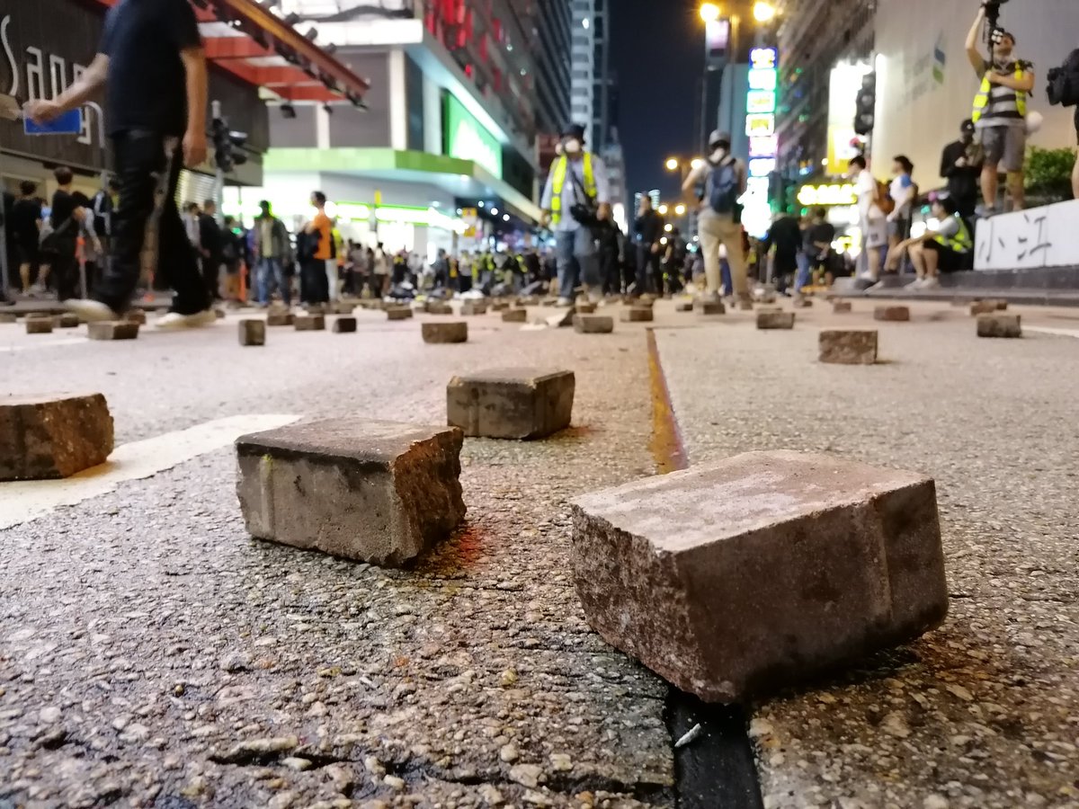 nachvo's tweet photo. Nathan Road #HongKongProtests  #hongkong #mongkok https://t.co/uW2LXzADig