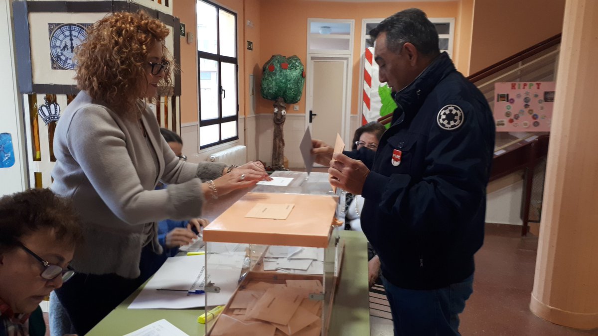 El vicesecretario general de nuestra agrupación <a href="/jmhrndo/">Jesus Mª Hernando</a> ejerce su derecho a voto en el Colegio de CLEFEDE de #MedinadelCampo #eleccionesgenerales10N #Elecciones10N #10NPSOE #10N con <a href="/PSOE/">PSOE</a> <a href="/psoevalladolid/">PSOE VALLADOLID</a> <a href="/PSOE_CyL/">PSOE Castilla y León</a> <a href="/gpssenado/">PSOE SENADO</a>