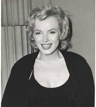 Clubpassionmar2's tweet photo. #marilynmonroe #clubpassionmarilyn #suttonplacesouth #june1956 #juin1956 https://t.co/oZpq52toSV
