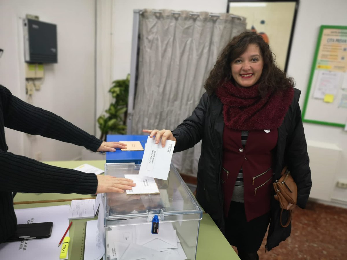 Compromiso_gal's tweet photo. Os nosos candidatos e candidatas exercendo o voto en clave Galega. #destavai #efectocompromiso https://t.co/tdlJ7qkHcu
