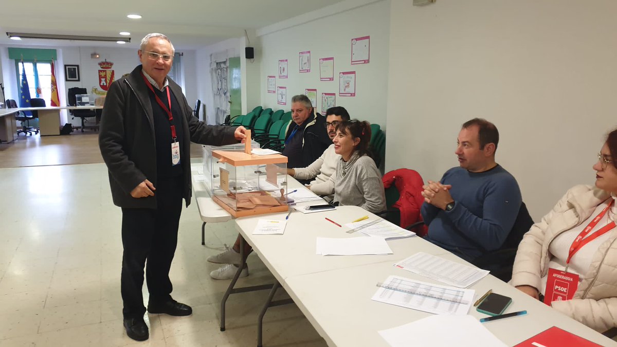 Compromiso_gal's tweet photo. Os nosos candidatos e candidatas exercendo o voto en clave Galega. #destavai #efectocompromiso https://t.co/tdlJ7qkHcu