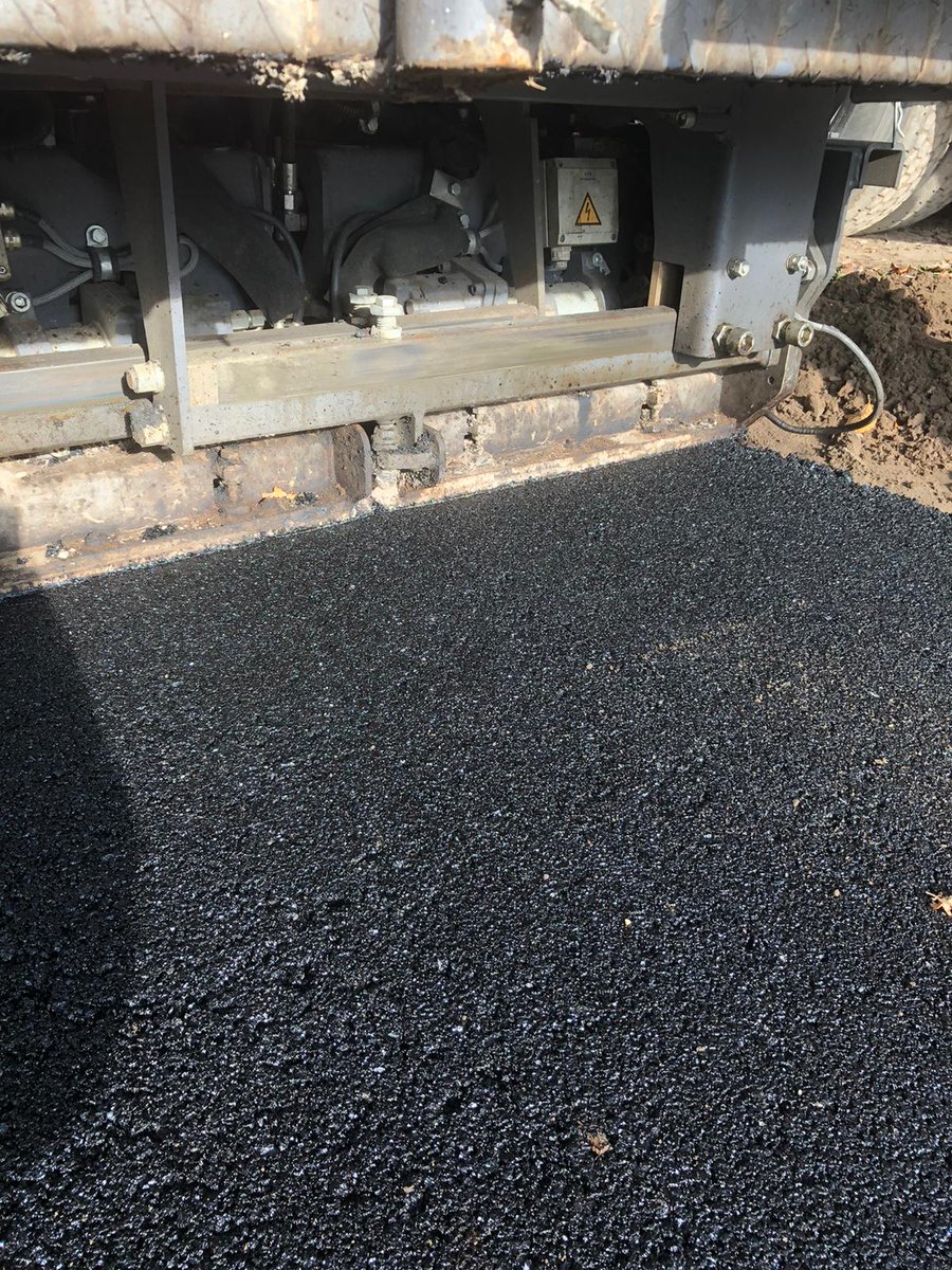 geert1402's tweet photo. Groene machine, groene omgeving, maar het allergroenste is het nieuwe pad van @Ecofalt !!
#co2besparen #100%gasbesparen #producerenopomgevingstemperatuur  #duurzaamproduceren Vernieuwen recreatieve paden in opdracht van @Gem_Winterswijk https://t.co/l7R5lsjDVp