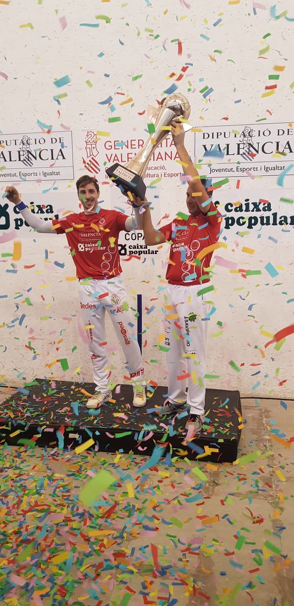 Pucholpilotari's tweet photo. 🎉 CAMPIONS de la #CopaCaixaPopular 🎉

⚾️ #Hui a la 🏆 Copa @caixapopular Trofeu @dipvalencia

3️⃣5️⃣🔵 De la Vega i Jesús
6️⃣0️⃣🔴 Puchol II i Tomàs II

#pilotamola #pilotavalenciana
@Imedes, @Gesmed, @VillarrealCF, #EndavantEsports, @pilota_3_0, @funpival, @fedpival, @Aj_Vinalesa https://t.co/927VhxfnCM