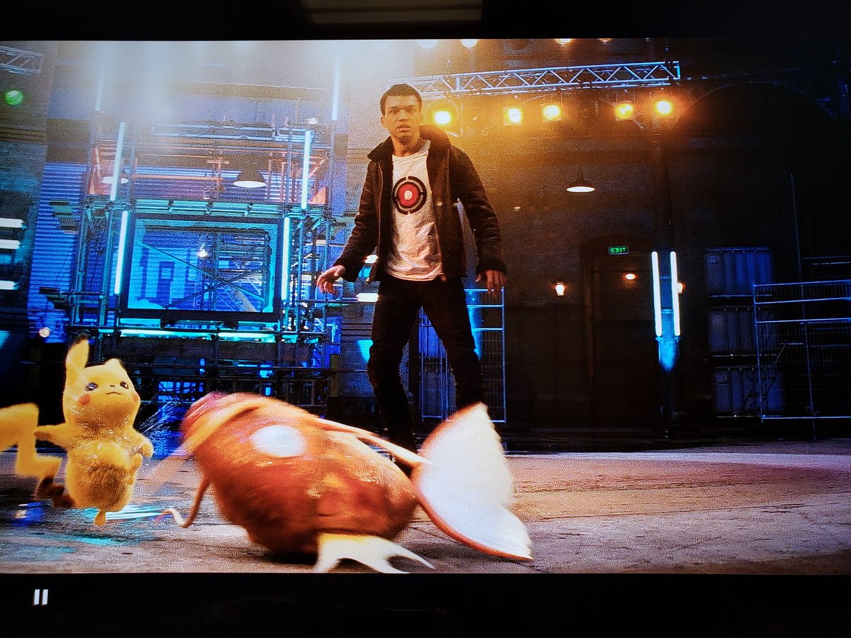 名探偵ピカチュウ #ポケモン コイキングを蹴飛ばすなw かわいそうw