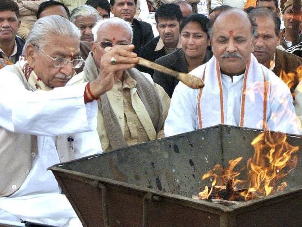 Later as the mascot of the temple movement he felt compelled to sit on a fast unto death to protest against what he felt was callous approach of Government. From then till his death in 2015, he continued his Satyagraha for this great cause of collective Hindu consciousness.