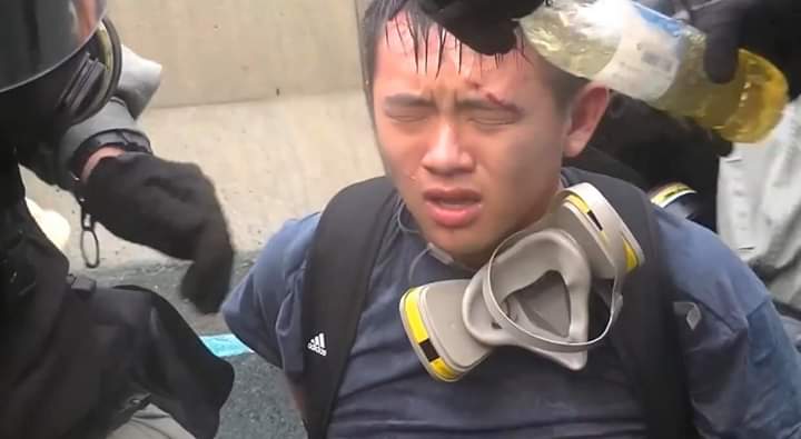 #HongKongPolice seems put urine on the protester. Shame on them.
#hongkongpolicebrutality 
#HongKongPoliceState