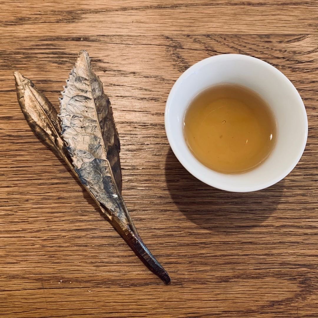 windyhollowscot's tweet photo. Thank you to everyone joining us yesterday for our little Bronze Tea Leaf event at the welcoming and gorgeous @PostcardTeas 😊here you can see one of Hanna’s beautiful bronze Tea Leaves next to my WindyHollow Organic single estate 🍃what a combination 🌼 #tea #teaevent #london https://t.co/4BZiddeMeG