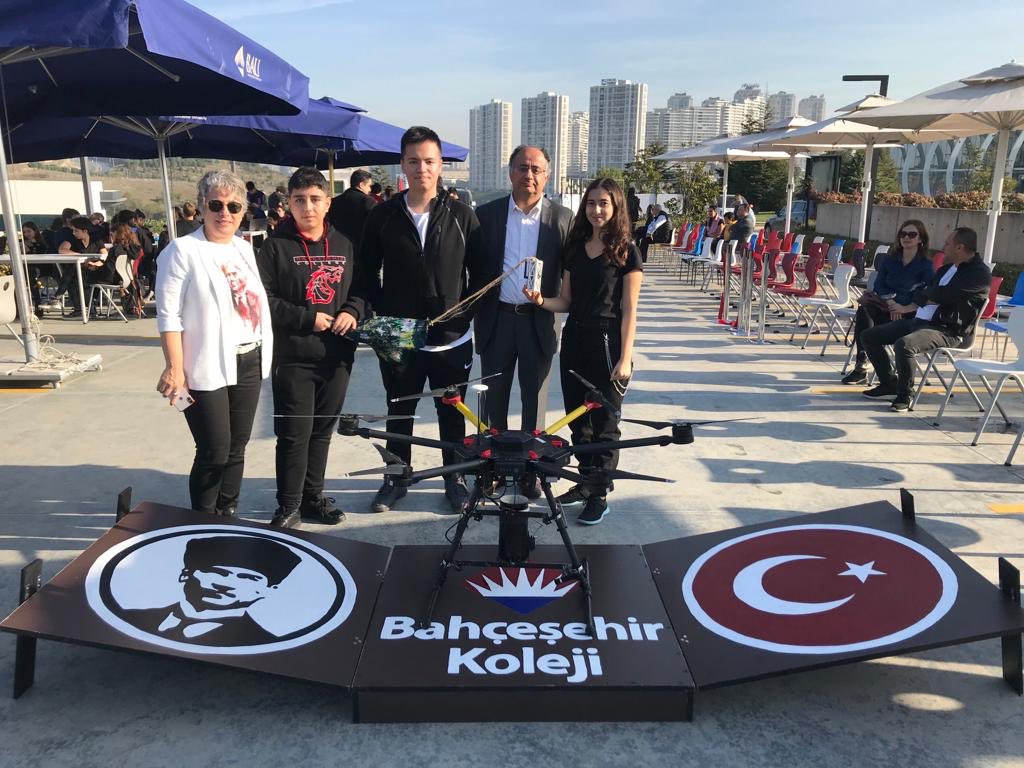 SirinGuneyOzenc's tweet photo. Hani bilirsiniz 300 Spartali vardir, Yunanlilarin mucadeleci askerleri,ben de bugun diyorum ki bu hafta sonu 80 Bahcesehirli genc vardi, her turlu zorlugu sorunu cozdu. 13 adet CanSat model uydu firlatti👏🏼👏🏼👏🏼Bravo  bahcesehirin oncu ogrencileri🔥🔥🔥 https://t.co/4CJ1K1h3m1