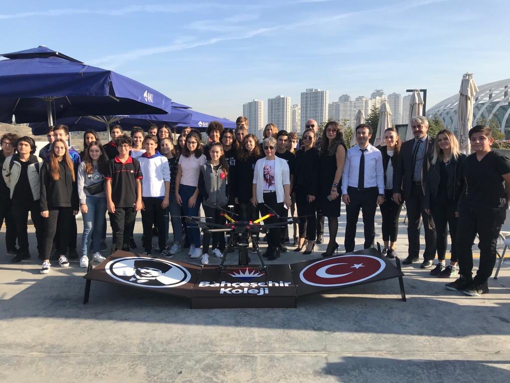 SirinGuneyOzenc's tweet photo. Hani bilirsiniz 300 Spartali vardir, Yunanlilarin mucadeleci askerleri,ben de bugun diyorum ki bu hafta sonu 80 Bahcesehirli genc vardi, her turlu zorlugu sorunu cozdu. 13 adet CanSat model uydu firlatti👏🏼👏🏼👏🏼Bravo  bahcesehirin oncu ogrencileri🔥🔥🔥 https://t.co/4CJ1K1h3m1