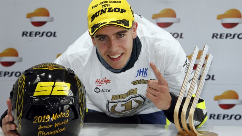 marcamotor's tweet photo. Jeremy Alcoba se corona como campeón mundial júnior de Moto3
#FIMCEVRepsol2019 #Valencia #Moto3
https://t.co/j4JMuprCBC https://t.co/AMuaQbg8uY