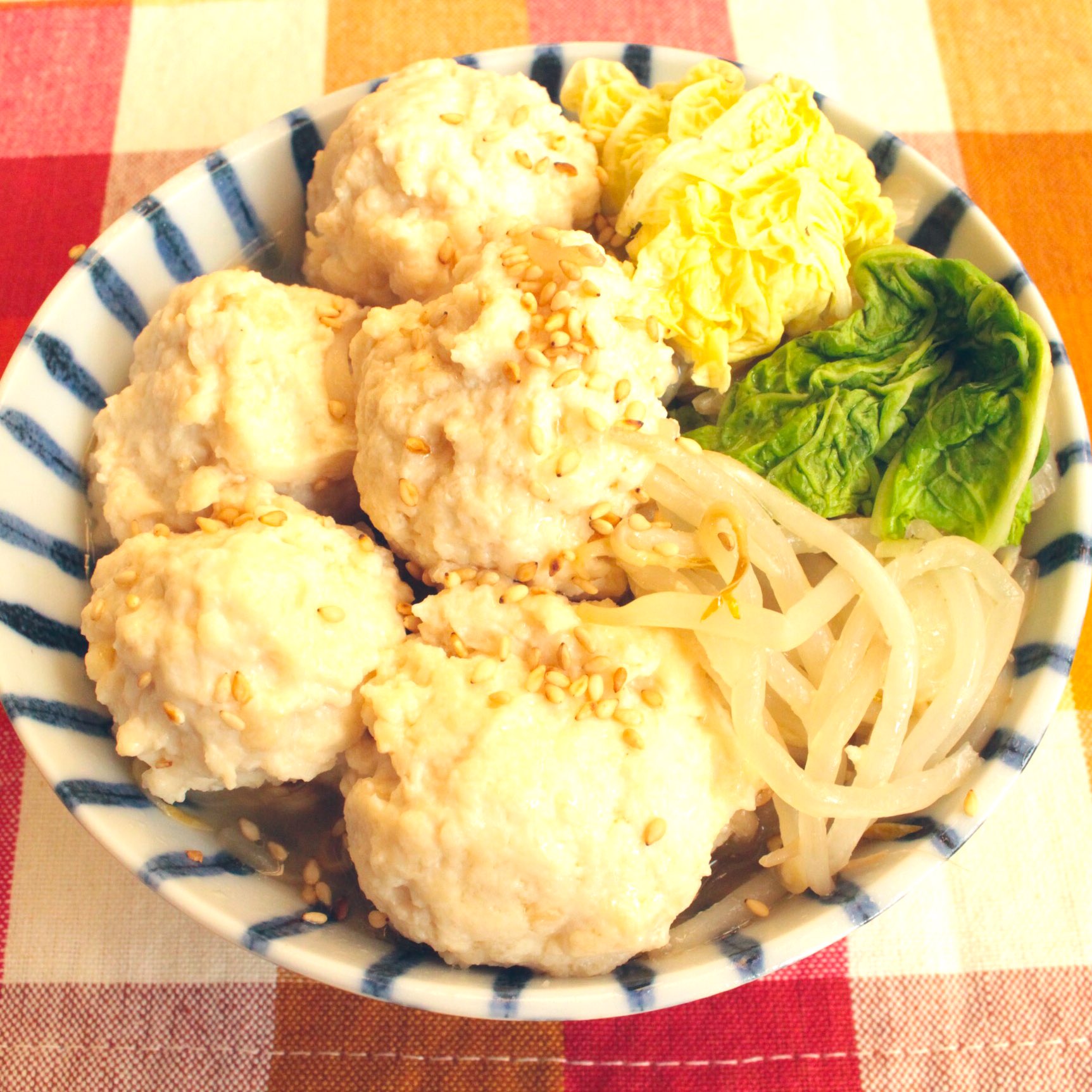 つくりおき食堂まりえ これほんとにレンジで1発で作れるの と驚かれるコクと旨味 ふわふわ鶏だんご塩ちゃんこ鍋 鶏団子は袋で混ぜて耐熱ボウルにしぼり出すだけ 生肉に手を触れずに作れます 糖質控えめなのでダイエットにも 1人分と小さい子