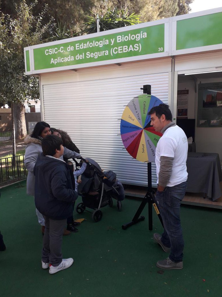 gimbafood's tweet image. #Secyt19 Un lugar donde aprender, enseñar y sobre todo divertirse. Como miembro del grupo @Food_Health_LAB, ha sido genial pasar la mañana en la caseta del #CEBAS @CSIC @DPE_CSIC jugando a la #RuletaDeLaFortuna