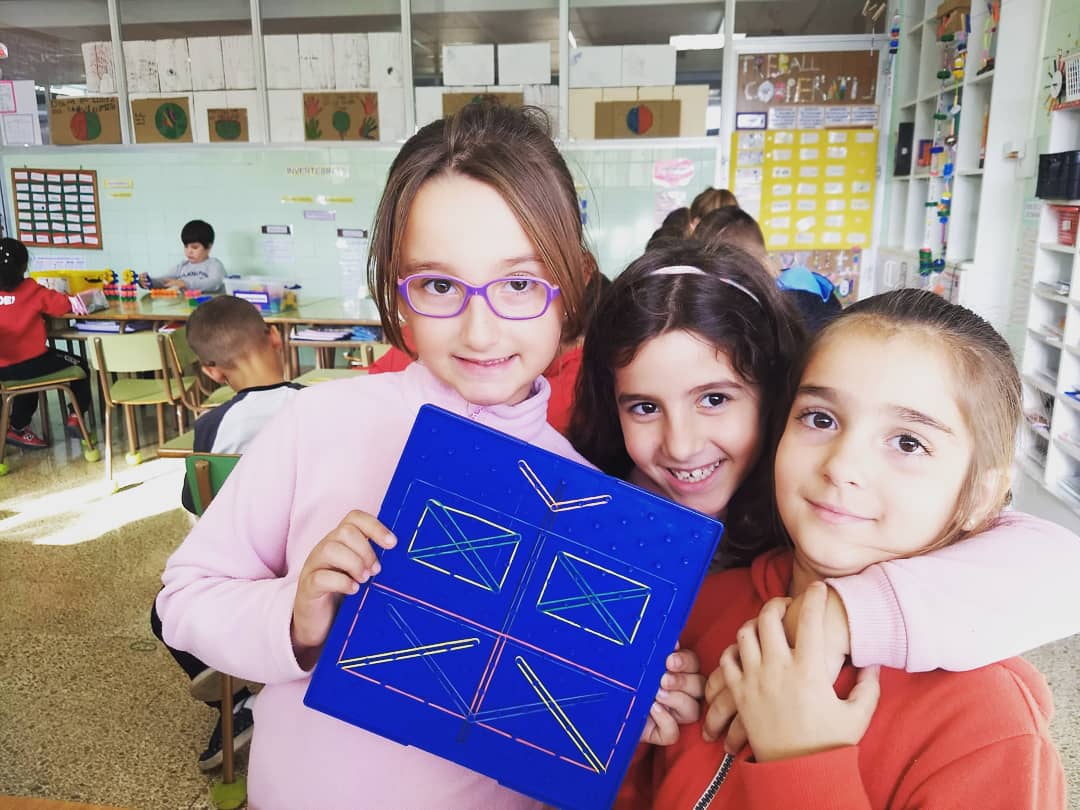 CIDEcooperativa's tweet photo. A 2n E de Primària han treballat les simetries d'una manera manipulativa #simetries #manipulació https://t.co/44t9OEwOJZ