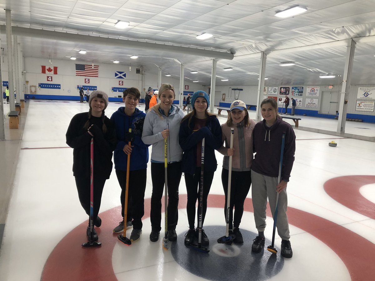 Fun morning yesterday for <a href="/WeAreAmazed/">Emily Quello</a> &amp; <a href="/LexiLanigan/">Lexi Lanigan</a> working with the St. Paul Juniors before our camp! 

#curling #BearDown 🐻