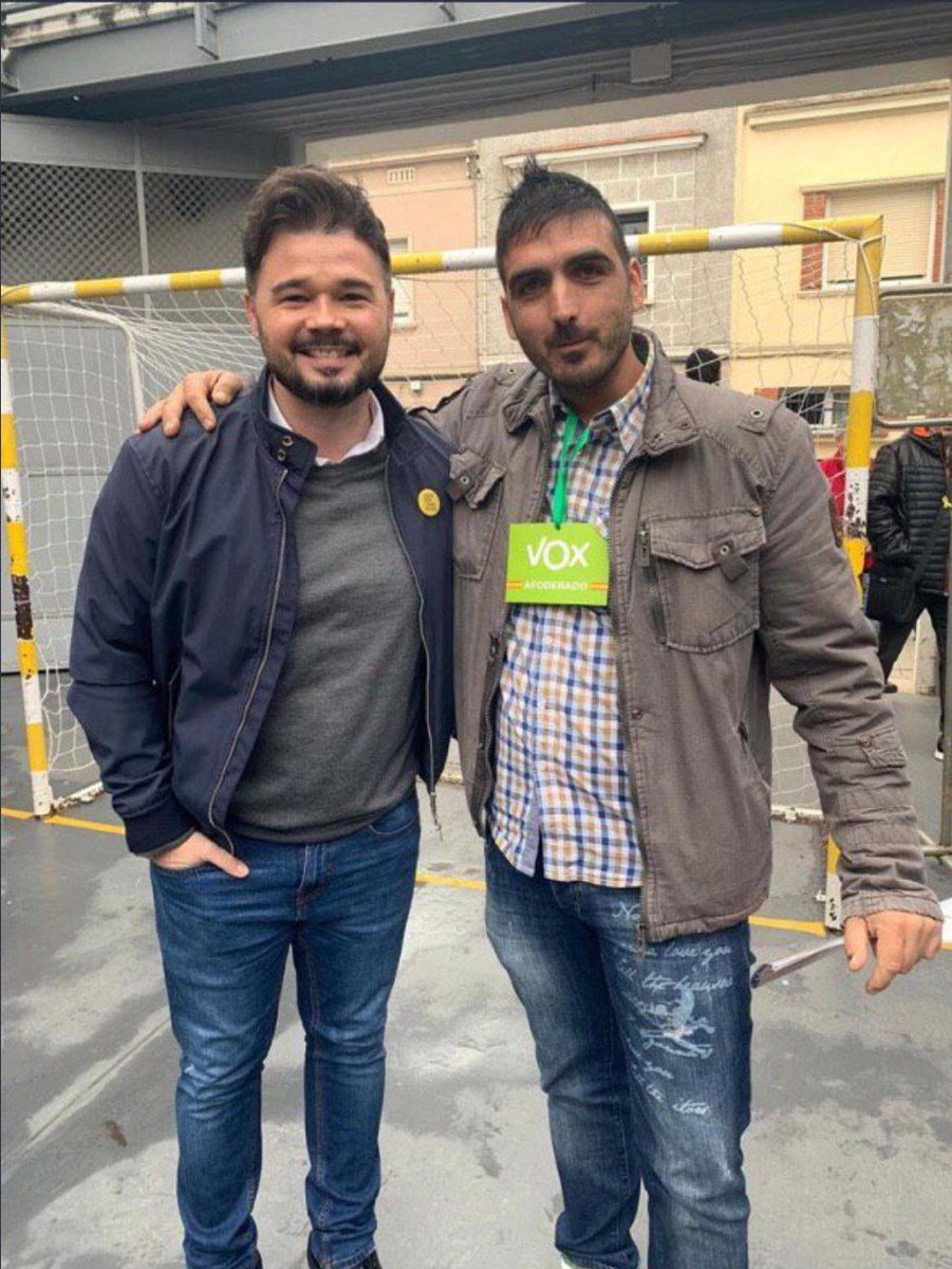 ANC_Bombers's tweet photo. No era això, companys,no era això pel que varen morir tantes flors, pel que vàrem plorar tants anhels.
Potser cal ser valents altre cop
i dir no, amics meus, no és això.
No és això, companys,no és això, ni paraules de pau amb garrots, ni el comerç que es fa amb els nostres drets. https://t.co/M4TK9LiVSS