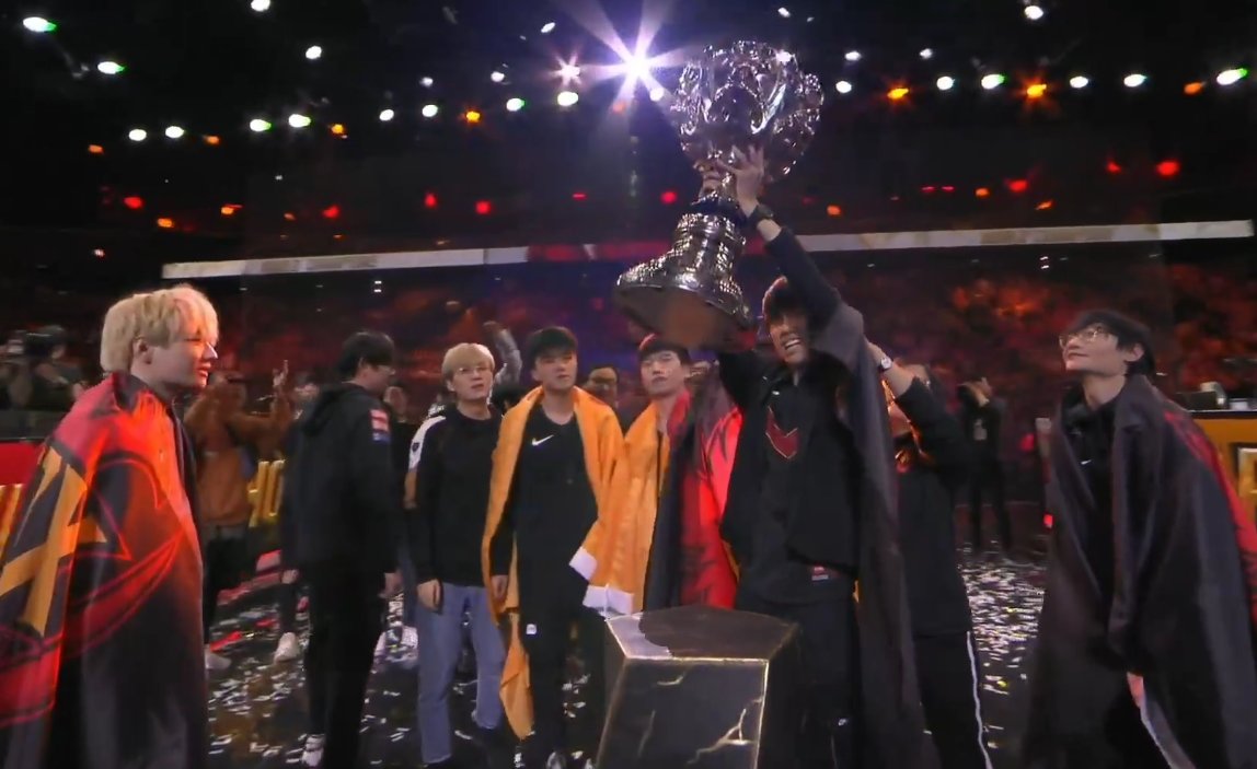 EpsylonLoL's tweet photo. #Worlds2019 #FPX el campeón levantando el trofeo. https://t.co/KKLPsEnjm5