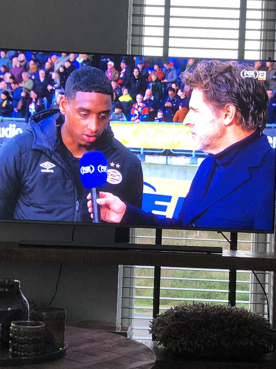 Man man wat een captain van <a href="/PSV/">PSV</a>. Heb gewoon het fatsoen om iemand aan te kijken wanneer je in gesprek bent. #aanvoerder/voorbeeld...