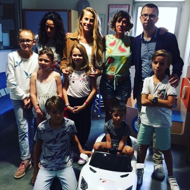 hopilote's tweet photo. Merci aux acteurs de @DNA_TF1 de soutenir notre association @jtresanini #solenehebert #arianeseguillon #demainnousappartient #France #hopital #voiturettes #voiturepourleshopitaux @TF1LeJT @TF1 https://t.co/N4GABfIRIt