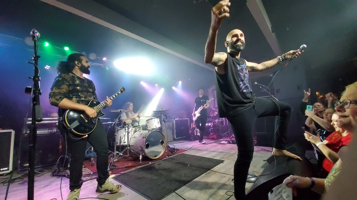 MJ8403's tweet photo. I haven't been out in a while for a show, so last night was amazing. #supportrock #rockshow https://t.co/IqQ9l6E8KP