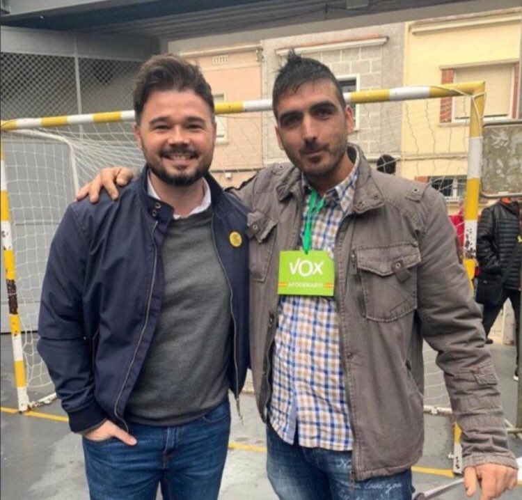 danielsalvado's tweet photo. No sé que es pitjor, si la foto en si o el somriure d’orella a orella, mentre a sobre hi han tots els detinguts i apalejats. Aquesta foto et perseguirà sempre @gabrielrufian es una vergonya!! https://t.co/1IIKo6VRdn