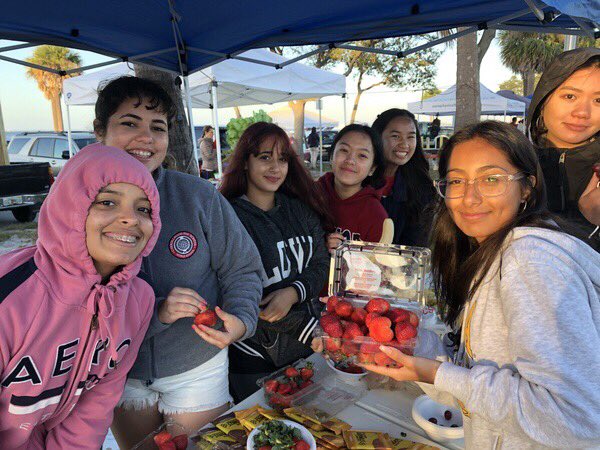 LetoAVID's tweet photo. So proud of the AVID Club members who went out at 5:00 am for the 2nd year in a row to volunteer at the Veteran’s Run. They served food, handed out water, and cheered on the runners❤️🇺🇸🎗 @LetoParents @HCPS_AVID @LHSMcCoy @LHSKleinTime https://t.co/uUxiP1vPy3