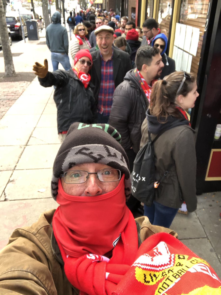 JeffCutler's tweet photo. #myplmorning @rebeccalowetv #wwjce #withjeff @lfcboston @NBCSportsSoccer #liverpool #BIGLINE Got here at 7:23am -pub opens at 9:50am. #chilly https://t.co/iwpTNlTSRW