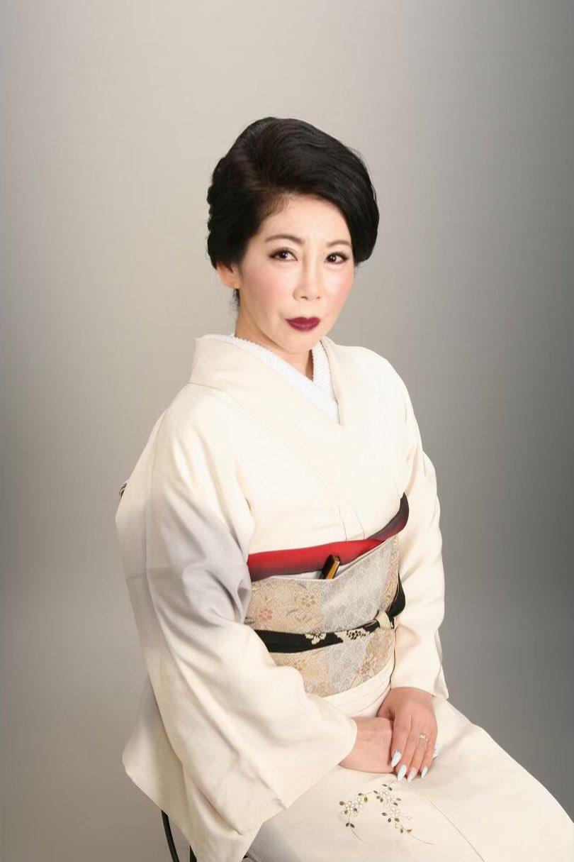 Mie 娘の成人式の前撮りで せっかく無料なのでお母さんも着物どうですか 言われたので 着てみました 極妻になれるかしら 笑 せめて 岩下志麻さんの妹分に 笑 ｷｬﾊﾊｷｬﾊﾊ 極妻 訪問着 黒革の手帖 の 気分だけ たまにおかしな事する