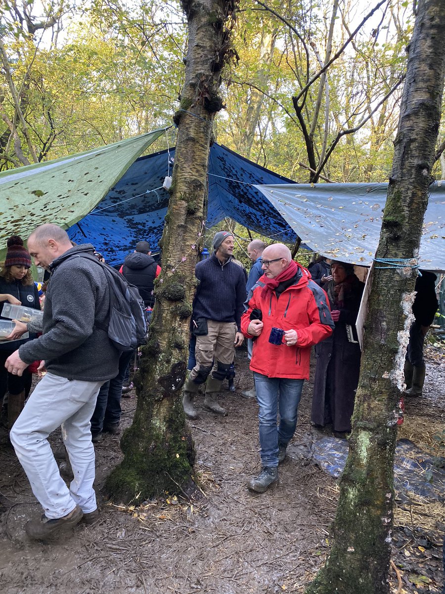 emmaclogs's tweet image. Inspiring visit back home to the #StopHS2 campsite in Cubbington. Thanks to the amazing people trying to save our ancient woodland #saveCubbingtonWoods @WalkHs2 @ChrisGPackham