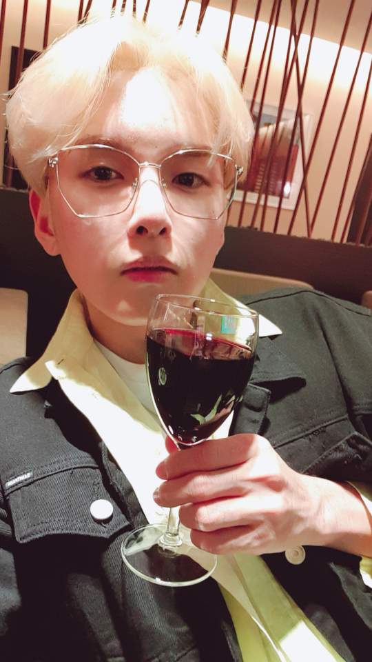 daehyun (ring ding dong etc) EJBeLJ7U8AI2ktO?format=jpg&name=medium