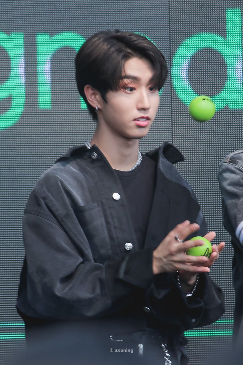 sxuning's tweet photo. 🎾😳🥎 @Stray_Kids 

#STRAYKIDS #HAN
#스트레이키즈 #한지성 #한
#KAMPSingapore2019 https://t.co/7AyGWfOfGW