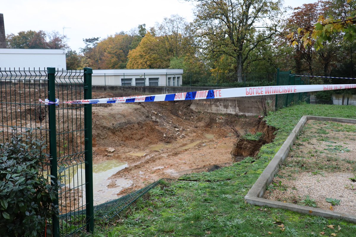 KARLOLIVE's tweet photo. [⚠️ #DIRECT #Poissy] 
Affaissement de terrain au 44 rue des Migneaux à La Coudraie. 
Les équipes de @villepoissy sont sur place pour sécuriser la zone ! https://t.co/NTZ3aNdx17