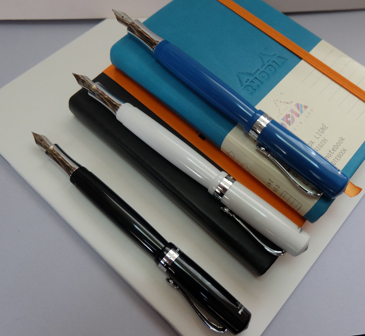 акриловые ручки. шариковая ручка 🖋️ 1983 года деревянная топорик. шариковая ручка на токарном станке по металлу. Kaweco коробочка с шариковой. Pen makes.