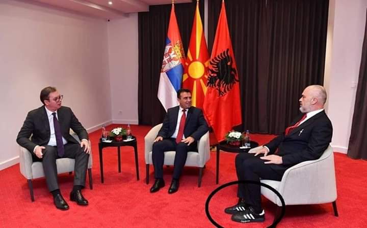 Она кога имаш лидерска средба во 18:00, а со другарите имаш закажано фудбал во 19:00.