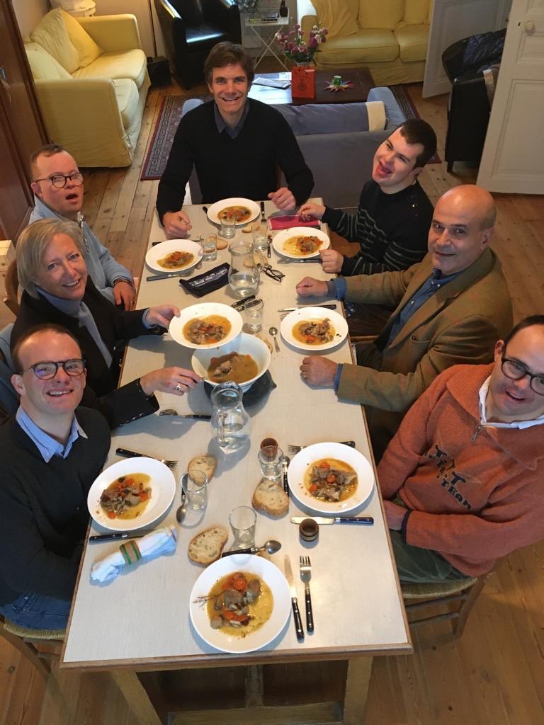 s_cluzel's tweet photo. Déjeuner avec les jeunes en coloc #habitatinclusif grâce à l’association @Diademeasso à @Villededinard vivre ensemble,  travailler, participer bref #Societeinclusive 
@cafejoyeux merci de m’avoir accueillie chez vous https://t.co/KOqe9bSc9p