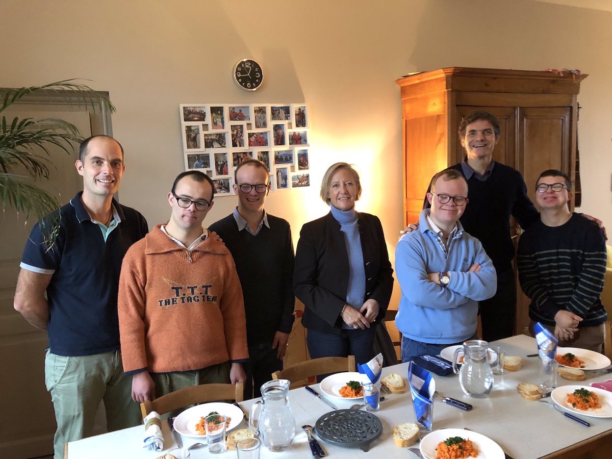 Déjeuner avec les jeunes en coloc #habitatinclusif grâce à l’association <a href="/Diademeasso/">Diadème</a> à <a href="/Villededinard/">Ville de Dinard</a> vivre ensemble,  travailler, participer bref #Societeinclusive 
<a href="/cafejoyeux/">Café Joyeux</a> merci de m’avoir accueillie chez vous