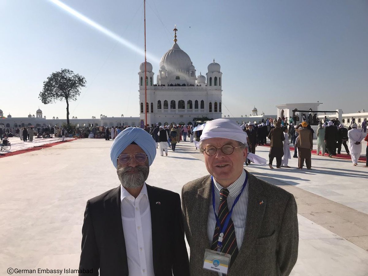 GermanyinPAK's tweet photo. کرتار پور راہداری کھولنے پر حکومت پاکستان کو مبارکباد! میرے نائب ڈاکٹر ڈیکھمن نے بھارت اور جرمنی سے گردوارہ دربار صاحب آنے والے یاتریوں سے بھی ملاقات کی! راہداری اور اسکی سہولیات متاثر کن ہیں اور پاک-بھارت تعاون کی اہمیت کو ظاہر کرتی ہیں۔
#KartarpurCorridor
@pid_gov @ImranKhanPTI https://t.co/5VQhplDEXG