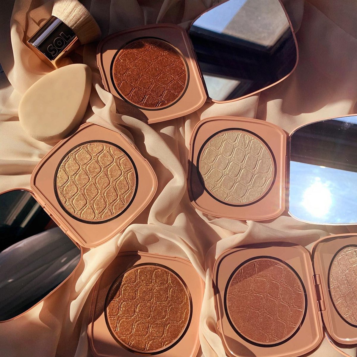 #Giveaway

✨We are so excited to bring some more glow into your life! We are giving away all our new face and body highlighter and blending tools to one lucky winner! 

To enter: 
✨Like &amp; RT
✨Follow <a href="/SolBodyCo/">Sol Body</a> 

📸:g_sqrd