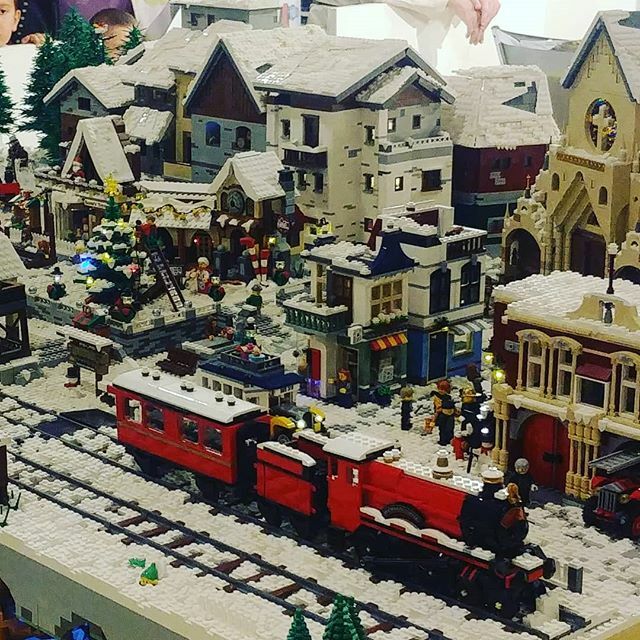 stefano664's tweet photo. Christmas Village #lego #bricks #instabricks #brickstagram #treno #train #igersbergamo #igerslombardia #igersitalia #Bergamo #lombardia #italia #italy🇮🇹 https://t.co/bGTnLeh7UL https://t.co/vG5iP8CObn