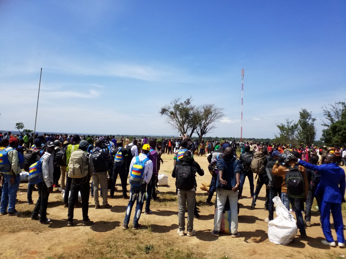 uepnddrrcaf's tweet photo. #UEPNDDRRenAction! Population de #Koui en liesse pour saluer le départ de #EMD, avec dans sa besace plus de deux cents ex-combattants désarmés des #3R et #Antibalaka. @GouvCF @UN_CAR @AU_PSD @RCA_Renaissance https://t.co/EFLDOEkwdt