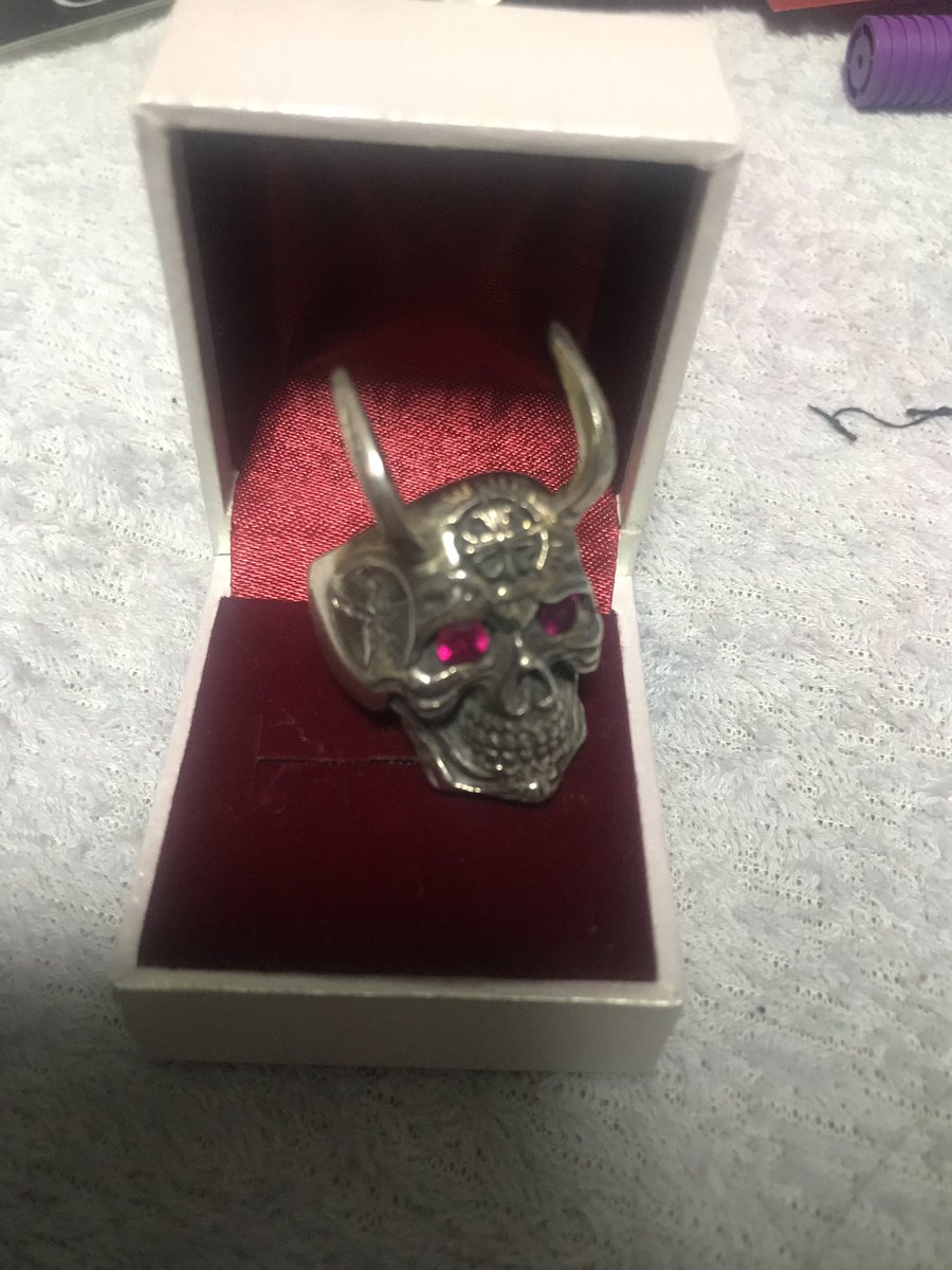 akatuki29144076's tweet image. ライブ行く前にsilverboxで
リングをカスタムしてもらった〜
スカルに角を付けてもらった〜
思ってた以上にちょーーーーーーーかっこいい😍😍
#silverbox