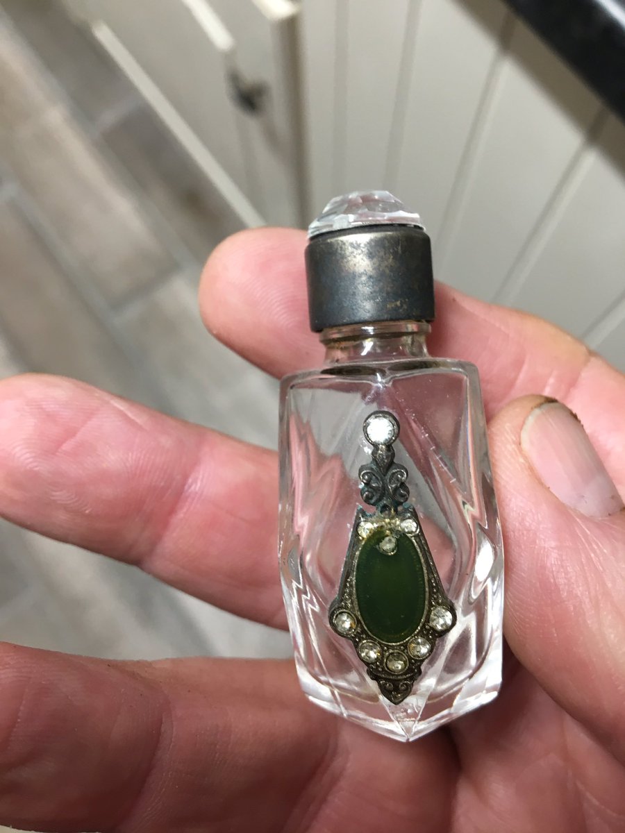Anthony7Cutting's tweet photo. This proves small is beautiful!
#makemeadealer #scentbottle #antiques #collectables #quality https://t.co/7EnkfRjQw8