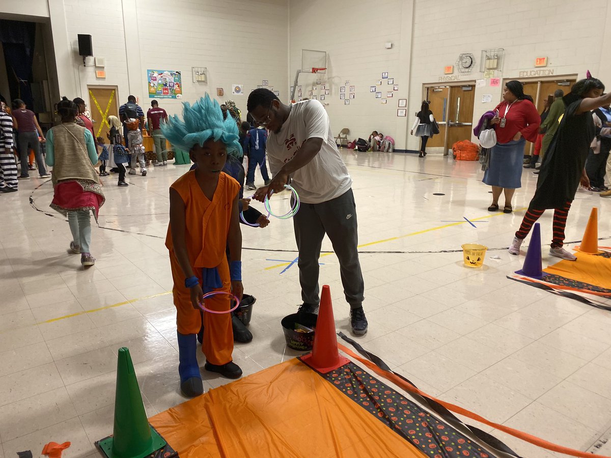 Morehouse_SAAC's tweet photo. #MHCSAAC Engagement 🚨: Remember when 🏈 shopped for the Trunk or Treat at Cascade elementary, packed goody bags & decorated masks? Great because they passed the baton to ⚾️ who spent 3 hrs manning game stations/Huanted Hallway & passing out prizes.
#MorehouseServes #MaroonTigers https://t.co/sw08biFkHw