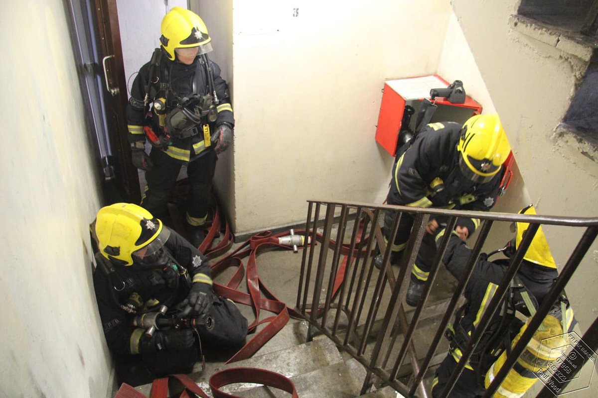 stevedude68's tweet photo. This is a (borrowed) photograph of Firefighters carrying out a training drill in a typical high rise building with a single staircase.

No smoke, no darkness, no heat, no panic.... just think about that for a moment.... and then remember Grenfell https://t.co/IcXy9H16oW
