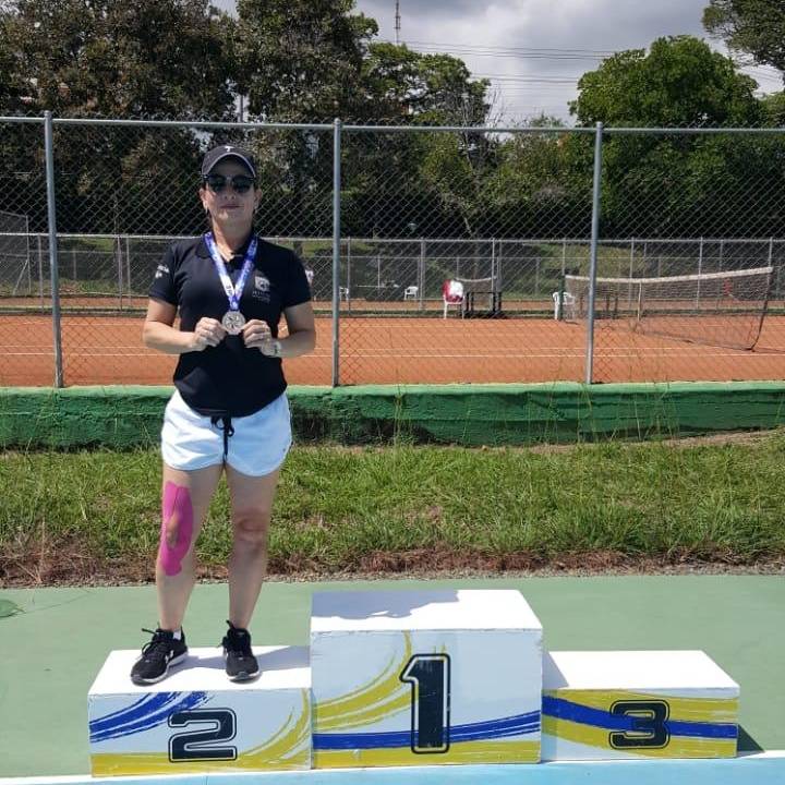 ugc_armenia's tweet photo. La #UGCA es subcampeona en tenis de campo femenino en Nacional de ASCUN para docentes y funcionarios, realizado en Cali este fin, con nuestra funcionaria y docente, Luz Estela López Barco. Felicitaciones a nuestra deportista por representar con decoro nuestra institución. https://t.co/MF92S0ZDvG