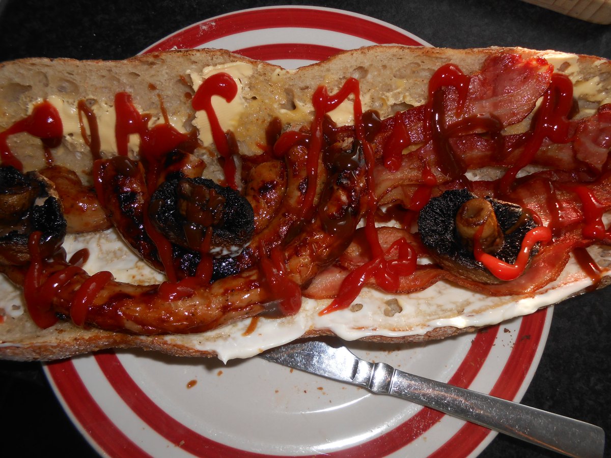 BbqBesties's tweet photo. Quick tasty #FireworksNight #bbq snack.
@marksandspencer Catherine wheel sausage.
Served with bacon and mushrooms in toasted foot long ciabatta......lit up my night for sure! (S)
#quickfood #barbeque #winterbarbeque #foodporn https://t.co/ZcN8KAivzZ